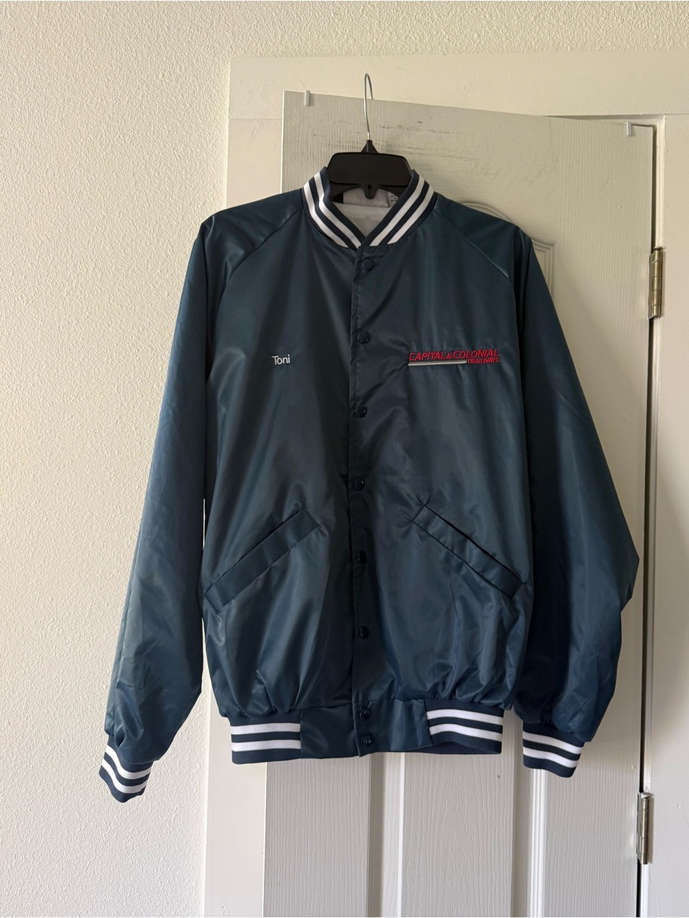 Capital & Colonial Trailways Cardinal Satin Bomber Jacket Men’s M Blue